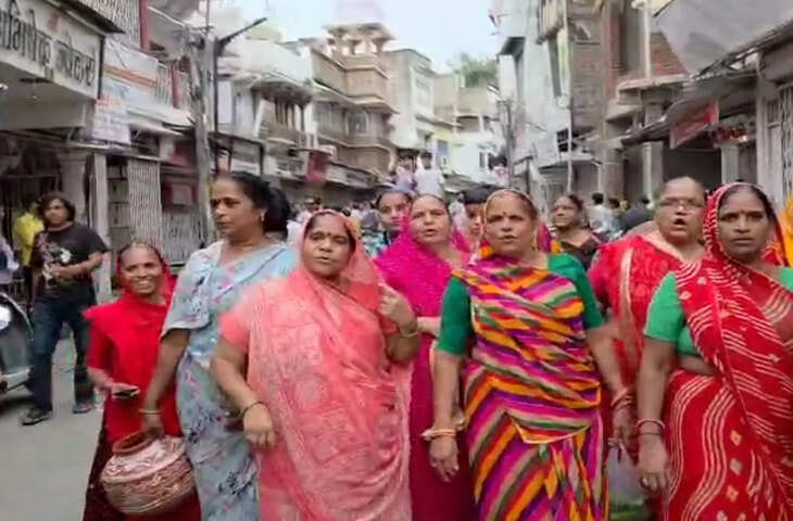 VIDEO Viral: आखिर क्यों दुकानों में गंदे पानी की मटकियां फेंक रही हैं महिलाएं? वजह जानकर आप भी रह जाएंगे दंग&nbsp;
