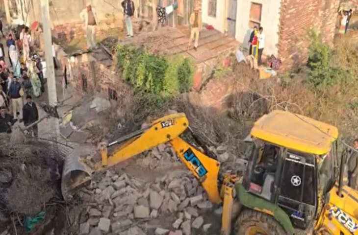 गौतम बुद्ध नगर के मुख्य मार्ग पर चला पीला पंजा, नगर परिषद ने हटाया वर्षों पुराना अतिक्रमण