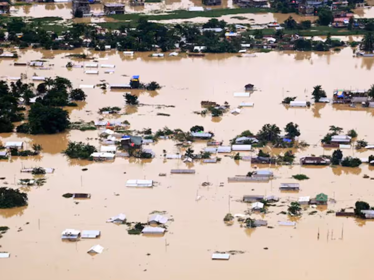 Bihar Flood: बाढ़ प्रभावितों के बीच पहुंचे रंजन सिंह, बोले- राशन सही जगह पहुंचा, रात में पटना के लिए रवाना