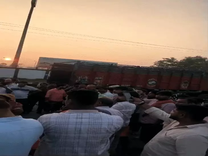 बेगूसराय में NH-31 पर तेज रफ्तार ट्रक ने बाइक को मारी टक्कर, पत्नी की मौत; पति गंभीर
