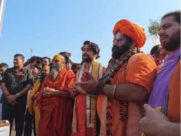 धीरेंद्र शास्त्री बोले- देश में जातिवाद नहीं, राष्ट्रवाद चाहिए: हिंदू-सनातन एकता रथयात्रा के दूसरे दिन 7 वचनों की शपथ, बुलडोजर से बरसाए फूल