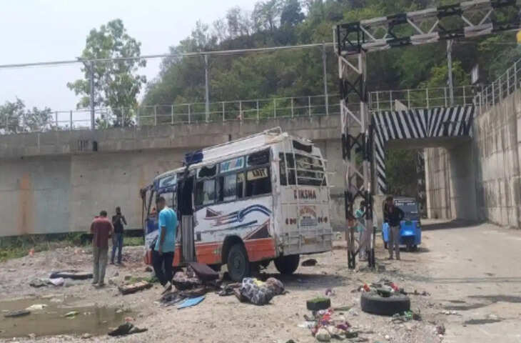 कटरा में CISF वाहन हादसा! सड़क पर पलटी गाड़ी, 10 लोग घायल, 3 जवानों की हालत गंभीर