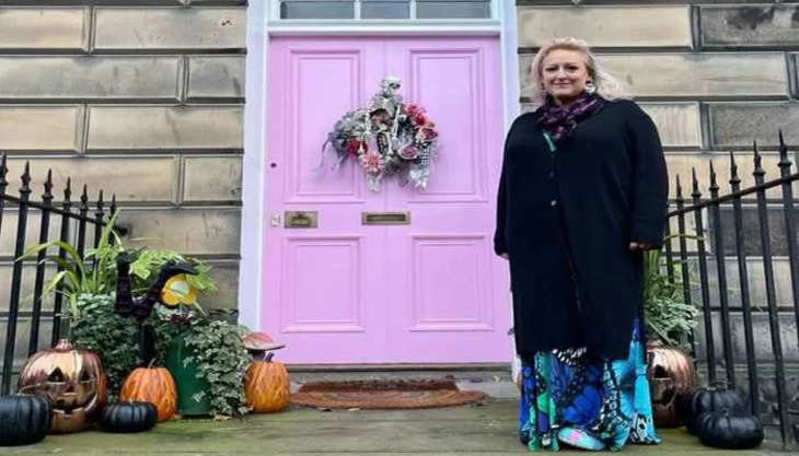 आखिर क्यों, इस महिला को दरवाजे को गुलाबी रंग में रंगना पड़ा भारी, बदले में देना पड़ा 19 लाख का जुर्माना, जानें क्या हैं पूरा मामला !