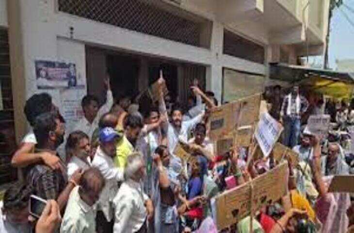 शाजापुर के मक्सी में जल संकट पर फूटा गुस्सा, महिलाओं और कांग्रेस ने किया परिषद घेराव