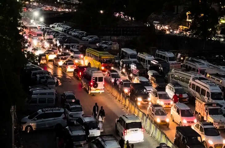 भीषण गर्मी से बचने पहाड़ों की ओर उमड़ी भीड़, मसूरी-शिमला में लंबा जाम; ट्रैफिक व्यवस्था चरमराई