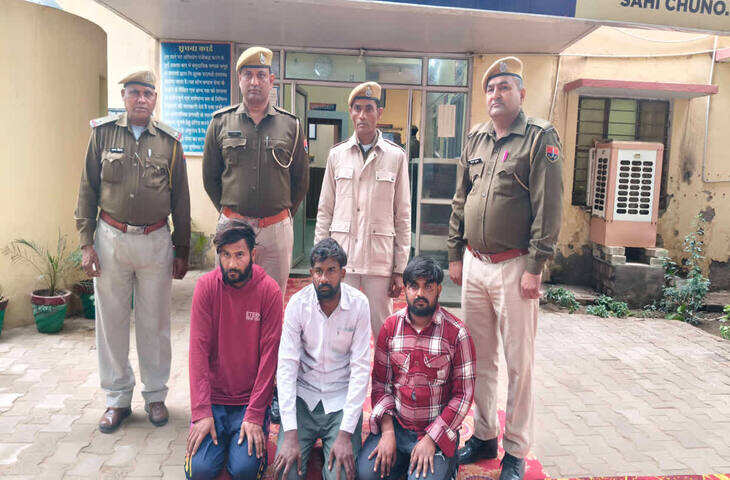 भारत पाक बॉर्डर पर ड्रोन से भेजी गई 20 करोड़ की हेरोइन बरामद, वीडियो में देखें ड्रग्स गिराते समय ड्रोन हुआ क्रैश तीन तस्कर गिरफ्तार