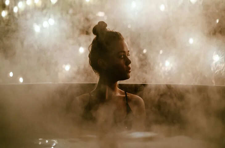 चीन में &lsquo;स्टॉर्म बाथ स्पा&rsquo; का नया चलन, तूफान और बिजली के झटकों के साथ वेलनेस का अनुभव