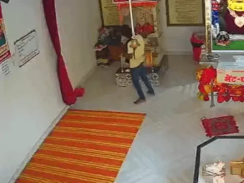 अजमेर के सीताराम मंदिर में दिनदहाड़े चोरी, चांदी का छत्र लेकर फरार हुआ नकाबपोश; CCTV में कैद हुई वारदात