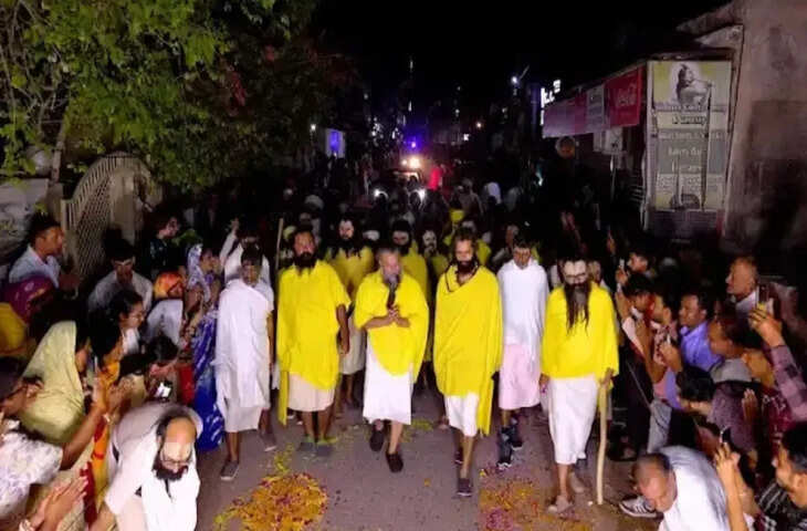 वृंदावन में महाराज प्रेमानंद महाराज की 2 बजे वाली पदयात्रा को रोक दिया