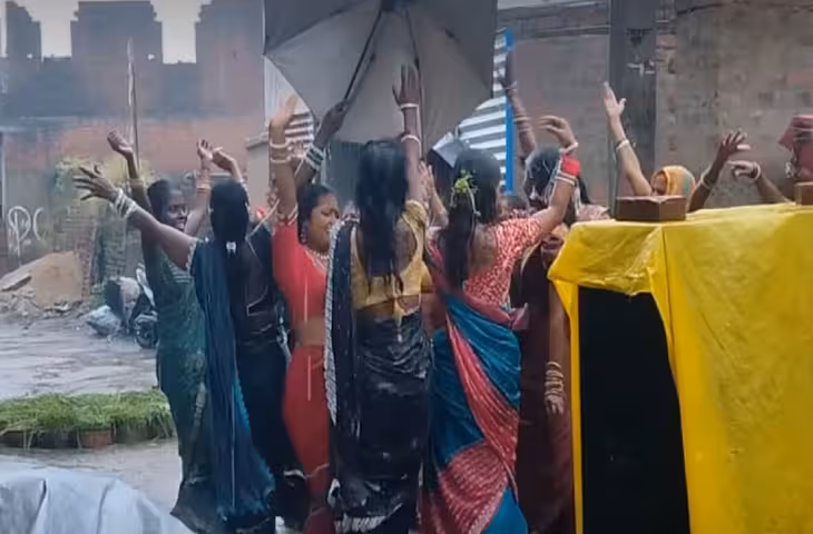 भीग जाने दे भीगी रात में गाने पर आंटियों ने लगाए ठुमके, बारिश में कमर हिलाकर किया शानदार डांस