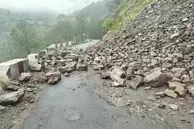 Manali भारी बारिश से सड़कें क्षतिग्रस्त, 20 तक स्कूल बंद