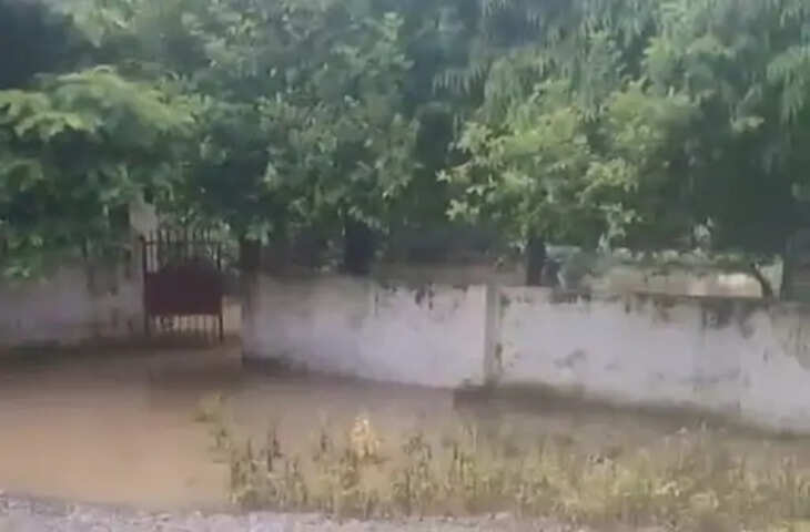 उन्नाव के प्राथमिक विद्यालय में जलभराव से पढ़ाई प्रभावित, वीडियो वायरल होने पर बीएसए ने दिए जांच के आदेश