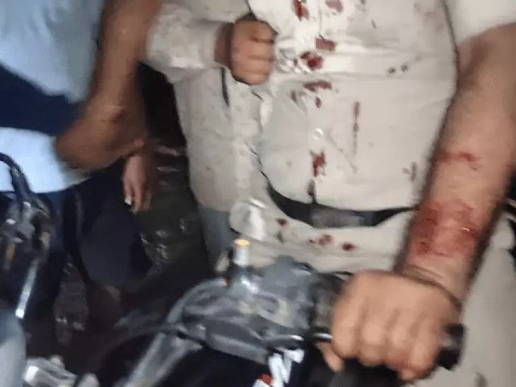 छतरपुर में आरक्षक खून से लथपथ हालत में मिला, सिर और चेहरे पर गंभीर चोटें; जांच में जुटी पुलिस
