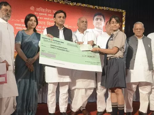 मुलायम की &lsquo;कन्या विद्या धन योजना&rsquo; फिर शुरू करेंगे अखिलेश, 12वीं पास छात्राओं को 50 हजार और लैपटॉप का वादा
