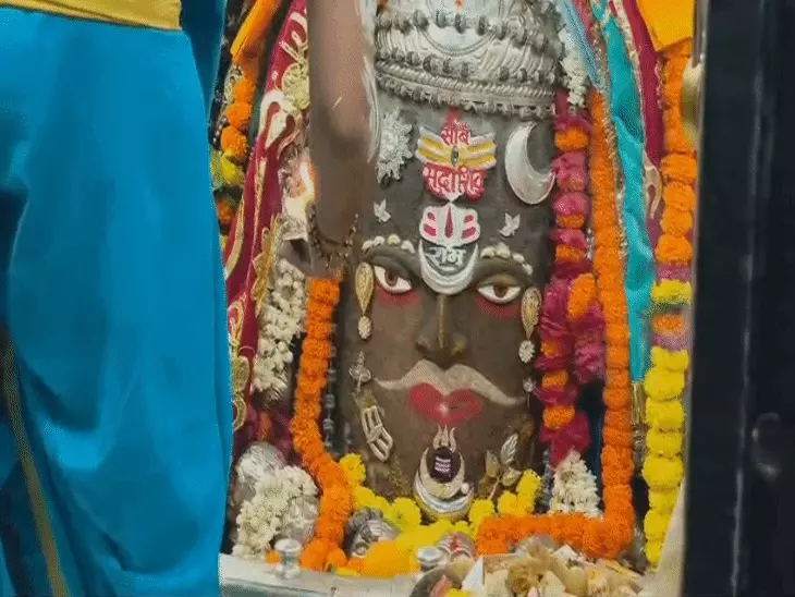 महाकाल मंदिर में तड़के हुई भस्म आरती, पंचामृत अभिषेक से सजे बाबा महाकाल