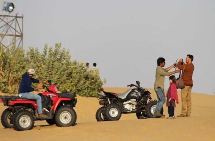 थार डेजर्ट&nbsp;सिर्फ सैलानियों का नहीं&nbsp;बॉलीवुड डायरेक्टर्स का भी फेवरेट स्पॉट, वायरल फुटेज में देखिये यहां किन फिल्मों की हुई शूटिंग ?​​​​​​​