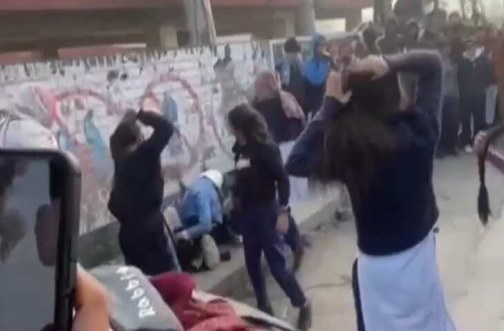 'बाल के साथ कपड़े नोचे...'सड़क पर लड़कियों का खौफनाक संग्राम, वीडियो देख उड़ जाएंगे होश&nbsp;