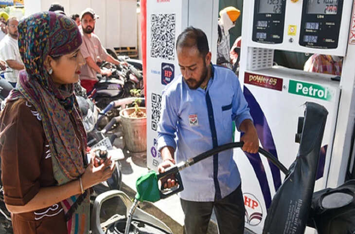 पेट्रोल डीजल की कीमतों में बढ़ोतरी पर दिल्ली की जनता नाराज अभी तो दाम और बढ़ेंगे सांसद विधायक लें एक पेंशन