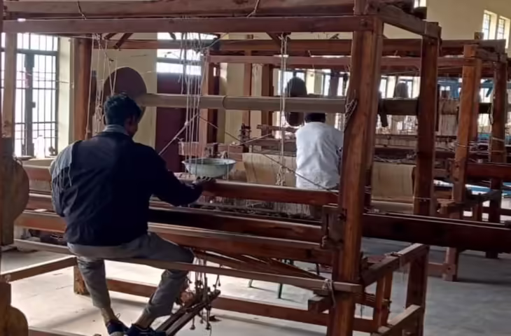 Vastu Tips for Factory: फैक्टरी में आ रही हैं लगातार बाधाएं? वास्तु के ये उपाय बढ़ा सकते हैं प्रगति और सकारात्मक ऊर्जा