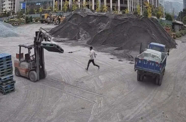  ड्राइवर हो तो ऐसा, एक साथ दो-दो गाड़ियों को किया मैनेज; देखें ये मजेदार वीडियो