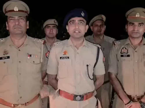 गाजियाबाद में आधी रात एनकाउंटर, पैर में गोली लगने के बाद लुटेरा गिरफ्तार; सोने की टिक्की, स्कूटी और तमंचा बरामद