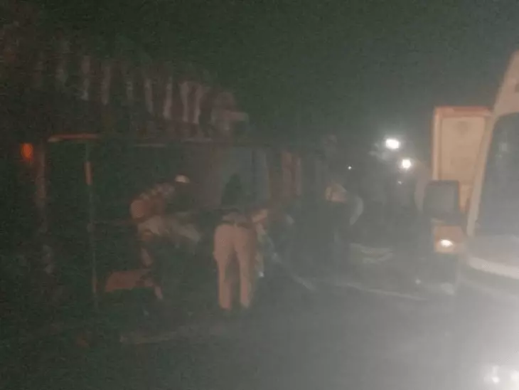 भिंड में ट्रक से टकराई पिकअप, यूपी के 8 लोगों की मौत; गायों को बचाने में हुआ हादसा, 23 घायल