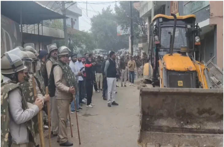 राजस्थान में एक्शन में आया बुलडोजर, चौमूं में हाथ में लाठी, सिर पर हेलमेट और सेफ्टी जैकेट पहनकर ढाल बने पुलिसकर्मी