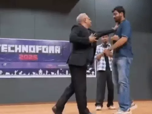 स्टेज पर छात्र का कॉलर पकड़ने वाले प्रोफेसर पर उठे सवाल, जानें Nirma University का पूरा मामला