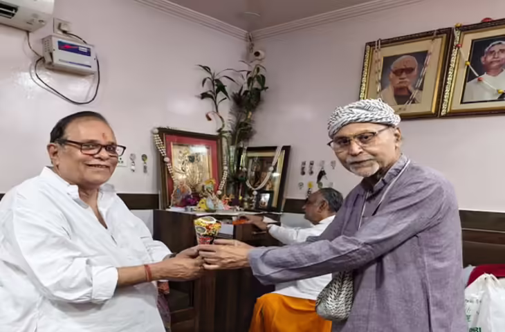बांकेबिहारी मंदिर में अनोखा भोग: श्रद्धालु ने ठाकुरजी को अर्पित की झालमुड़ी, सेवायत भी हुए हैरान