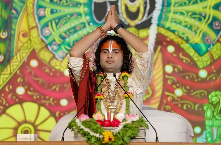 ‘लड़कियां चार जगह मुंह मार चुकी…’ महिलाओं विवादित बयान से फिर घिरे अनिरुद्धाचार्य, बाबा पर दर्ज हुआ केस 