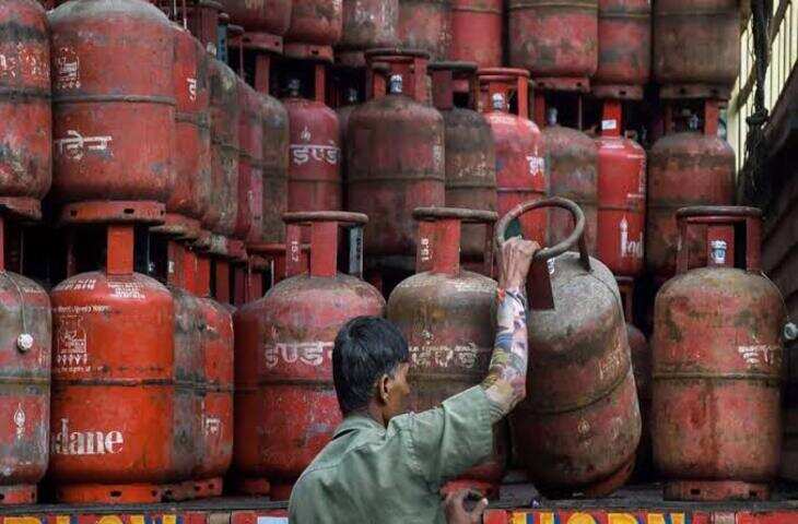 LPG Price Today: गैस सिलेंडर की नई कीमतें जारी, दिल्ली से देहरादून तक कितने रुपये में हो रही बुकिंग?