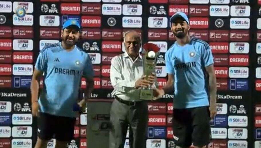 "IND VS AUS--1-11666111333" "IND VS AUS--1-11666111" "rohit-sharma-gives-trophy-to-kl-rahul-video-goes-viral-777777999" "rohit-sharma-gives-trophy-to-kl-rahul-video-goes-viral-777777" 