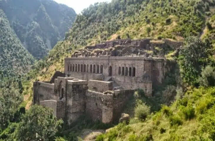 वीडियो में जाने क्या था 'भानगढ़ किले' का श्राप जिसने इसे बना दिया भारत का सबसे भूतिया किला? क्यों रात में जाने वाला कभी नही लौटता