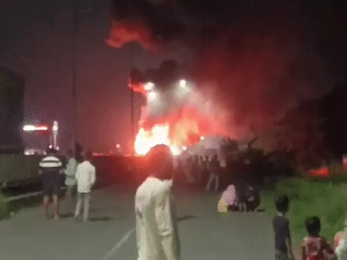 इटावा में डबल डेकर बस में लगी आग, यात्रियों ने कूदकर बचाई जान; लाखों का सामान जलकर राख