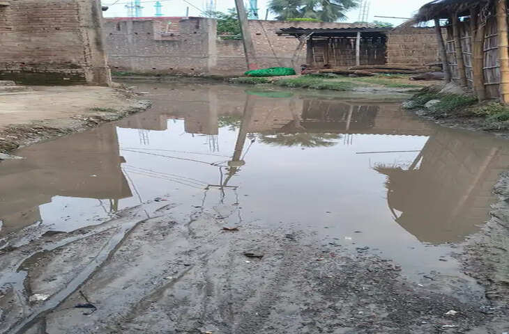 अम्बा में सड़क पर जलजमाव से आवागमन बाधित, लोगों को हो रही परेशानी