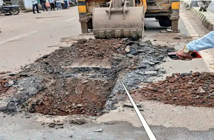 एक ही सड़क का अजीब हाल: एक तरफ डामर की 3 परतें, दूसरी ओर नीचे निकली CC रोड