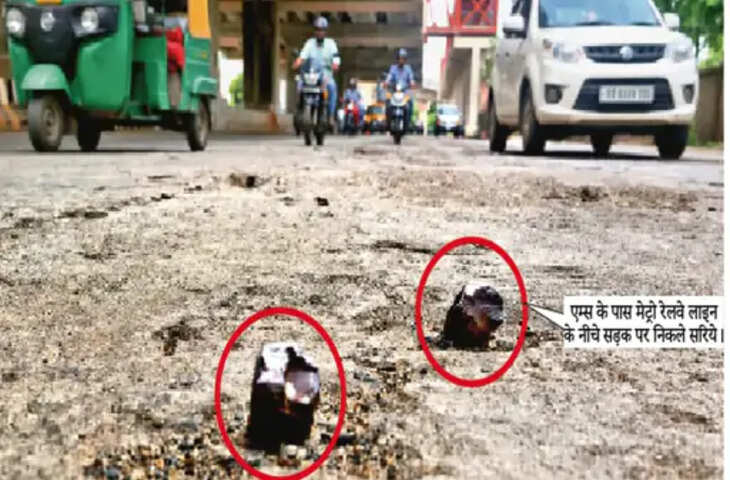 मेट्रो परियोजना में बड़ी लापरवाही: बेरिकेडिंग हटाई, सड़क पर छोड़ दिए लोहे के सरिए; 20 स्थान बने हादसों का खतरा
