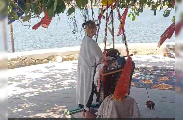 पुष्कर सरोवर के जयपुर घाट पर रूसी साध्वी कर रहीं &lsquo;खड़ेश्वरी तप&rsquo;, वीडियो में देंखे 24 घंटे बिना बैठे और बिना सोए साधना जारी