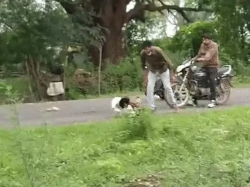 सागर में युवक को सड़क पर पटककर बेरहमी से पीटा, कपड़े फटे; दर्द से चिल्लाता रहा, VIDEO सामने आया