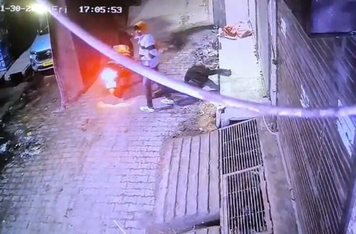 राजधानी दिल्ली के रणहोला इलाके से एक ऐसी घटना सामने आई है जिसने लोगों की मानवता पर सवाल खड़े कर दिए हैं। शनिवार को सड़क पर एक शख्स गश खाकर तड़प रहा था, लेकिन वहां से गुजर रहे दो युवकों ने मदद करने की बजाय उसका मोबाइल और पर्स लूट लिया। घटना के कुछ देर बाद घायल शख्स की मौत हो गई।  घटना का विवरण और सीसीटीवी वीडियो:  घटना का समय: शनिवार, रणहोला, दिल्ली  पीड़ित: अज्ञात शख्स, गश खाकर तड़पता हुआ  आरोपी: दो युवक, स्कूटी पर सवार  वारदात: घायल व्यक्ति से मोबाइल और पर्स लूटना  नतीजा: घायल शख्स की मौत  सबूत: सीसीटीवी वीडियो वायरल  स्थानीय लोगों और राहगीरों के अनुसार, घायल व्यक्ति सड़क पर तड़प रहा था और मदद की गुहार लगा रहा था। लेकिन पास से गुजर रहे दो युवक स्कूटी पर सवार थे, जिन्होंने इस शख्स की मदद करने के बजाय जेब से मोबाइल और पर्स निकाल लिया और फरार हो गए। कुछ देर बाद घायल व्यक्ति की मौत हो गई।  पुलिस ने बताया कि सीसीटीवी फुटेज के आधार पर आरोपियों की पहचान की जा रही है और उनकी गिरफ्तारी के प्रयास तेज कर दिए गए हैं। पुलिस का कहना है कि ऐसे मामलों में सख्त कानूनी कार्रवाई और अपराधियों की तत्काल गिरफ्तारी सुनिश्चित की जाएगी।  विशेषज्ञ और नागरिक प्रतिक्रिया: सामाजिक कार्यकर्ताओं और स्थानीय नागरिकों ने इस घटना की कड़ी निंदा की। उनका कहना है कि यह घटना इंसानियत और सामाजिक नैतिकता के लिए शर्मनाक है। उन्होंने अपील की कि ऐसे मामलों में राहगीरों और स्थानीय लोगों को मदद के लिए कदम उठाना चाहिए।  विशेषज्ञों का कहना है कि ऐसे हादसे सड़क पर सुरक्षा और अपराध नियंत्रण की कमजोरी को उजागर करते हैं। उन्होंने चेतावनी दी कि आवश्यक है कि सार्वजनिक स्थानों पर CCTV और पुलिस की पैट्रोलिंग को और मजबूत किया जाए।  सोशल मीडिया पर वायरल हुए सीसीटीवी वीडियो ने लोगों का दिल पसीजा दिया। वीडियो में साफ देखा जा सकता है कि घायल व्यक्ति कितना तड़प रहा था, लेकिन अपराधियों ने कोई दया नहीं दिखाई और भ्रष्ट प्रवृत्ति का परिचय दिया।  पुलिस ने स्थानीय लोगों से अपील की है कि अगर किसी को संदिग्ध गतिविधि या अपराध की सूचना मिले तो तुरंत पुलिस को सूचित करें। उन्होंने यह भी कहा कि इस घटना के आरोपियों को जल्द ही पकड़कर कानून के तहत सजा दिलाई जाएगी।  इस प्रकार, दिल्ली के रणहोला इलाके में हुई यह घटना न केवल मानवता के लिए शर्मनाक है, बल्कि अब सबकी निगाहें पुलिस जांच और दोषियों के खिलाफ कानूनी कार्रवाई पर टिकी हुई हैं।