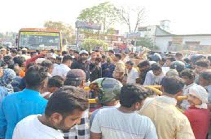 यमुना में डूबने से छात्र की मौत, कॉलेज के छात्रों ने किया प्रदर्शन, एक करोड़ मुआवजे की मांग