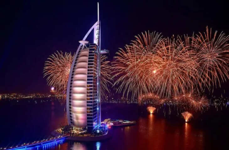 दुनिया के सबसे लग्जरी होटलों में शामिल Burj Al Arab, सोने से सजे कमरे और करोड़ों जैसी सुविधाएं, एक रात की कीमत उड़ा देगी होश