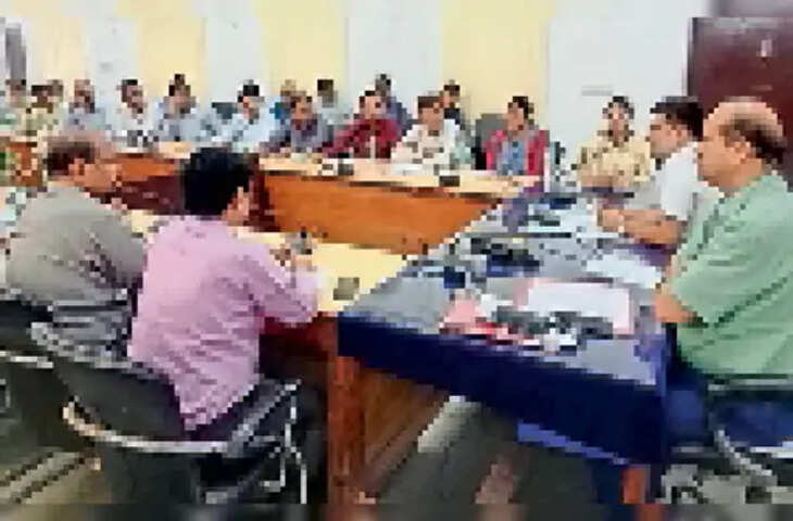 Sawai madhopur समीक्षा :कैंप प्रभारी व्यवस्थाओं का जायजा लेकर दूर करें कमियां : कलेक्टर