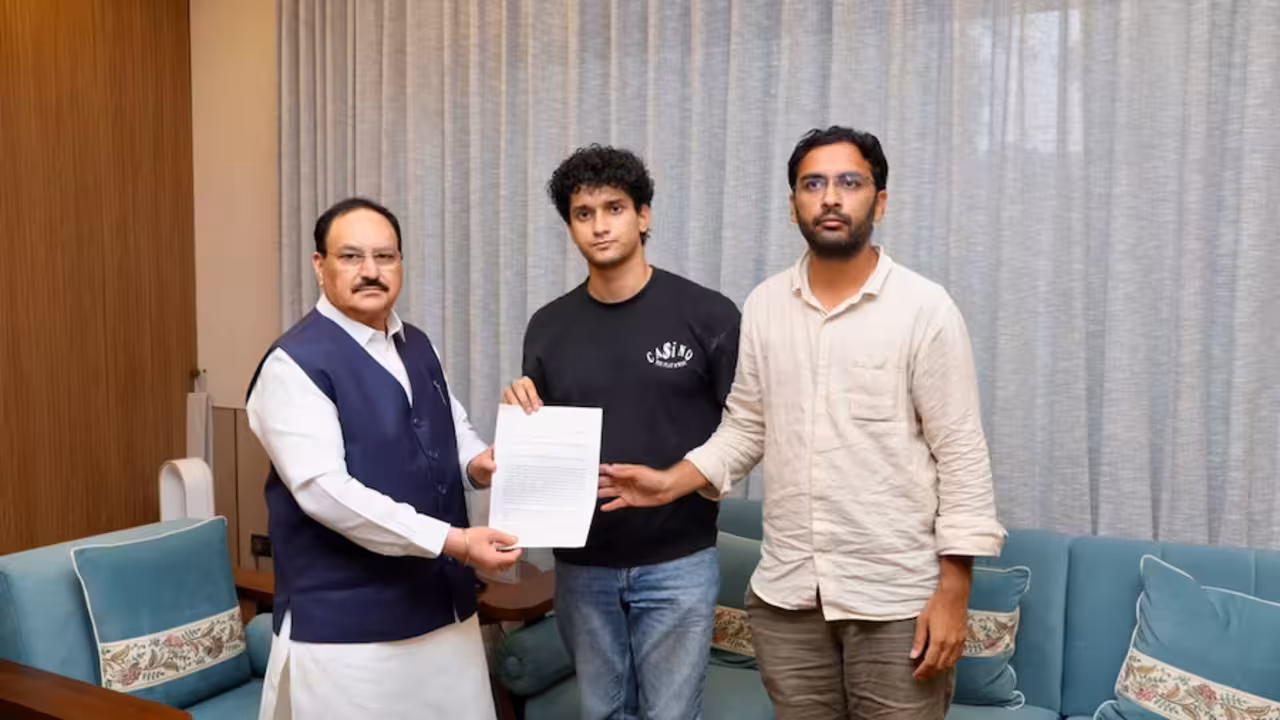 EPFO News: नौकरी वालों की बल्ले-बल्ले! पीएफ पर ब्याज का पैसा हुआ क्रेडिट, ऐसे तुरंत करें अपना बैलेंस चेक