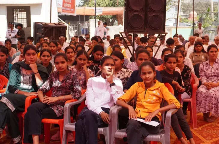 मिर्जापुर में प्रतिभा सम्मान समारोह, रक्तदान शिविर में युवाओं ने किया 117 यूनिट रक्तदान