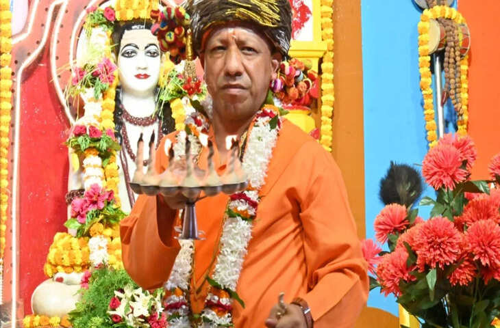 गोरखनाथ मंदिर में मुख्यमंत्री योगी आदित्यनाथ ने महात्मा गांधी और लाल बहादुर शास्त्री को दी श्रद्धांजलि