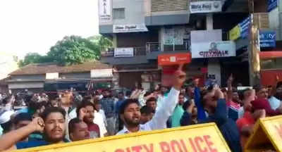 Kerala Bandh : 19 कार्यकर्ताओं के गिरफ्तार होने पर पीएफआई के प्रदर्शनकारियों ने जबरन बंद करवाईं दुकानें !