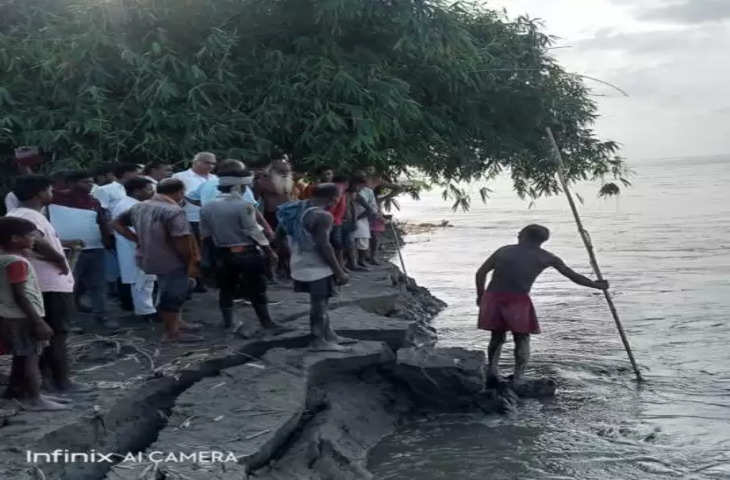 बीते 15 अगस्त के बाद नेपाल के तराई इलाके में लगातार हो रही बारिश के बाद वाल्मीकि नगर बराज से पानी छोड़ने का सिलसिला शुरू हो गया था, जिससे गंडक नदी का जलस्तर बढ़ने से दियारा के निचले इलाके में बसे गांव बाढ़ की चपेट में आ गए। सदर प्रखंड, मांझा प्रखंड, सिधवलिया तथा बैकुंठपुर प्रखंड के दियारा के निचले इलाके के गांवों में बाढ़ का पानी घुसने से घर छोड़कर ग्रामीण ऊंचे स्थानों तथा तटबंधों पर शरण ले ली। तटबंधों पर शरण लिए बाढ़ पीड़ितों को भोजन पानी को हो रही दिक्कत को देखते हुए प्रशासनिक स्तर पर सदर प्रखंड तथा बैठकुंठपुर प्रखंड में कम्युनिटी किचन खोल दिए गए। इधर कुछ दिनों में गंडक नदी का जलस्तर घटने से बाढ़ का पानी गांवों से निकलने लगा। तटबंध पर शरण लिए बाढ़ पीड़ित अपने अपने घरों को लौटने लगे। लेकिन जलस्तर घटने के साथ ही गंडक नदी का कटाव तेज हो गया है। मांझा प्रखंड की निमुइयां पंचायत के संखवा टोंक गांव के पास गंडक नदी तटबंध में तेजी से कटाव कर रही है। ग्रामीणों ने बताया कि ढाई किलोमीटर कटाव करते हुए गंडक नदी की मुख्य धारा गांव के समीप पहुंच गया है। कटाव को देखते हुए गांव के किनारे बसे लोग घर तोड़कर सामान समेटने लगे हैं। गंडक नदी के तेज कटाव को देखते हुए ग्रामीण दहशत में हैं। गंडक नदी के कटाव की जानकारी मिलने पर संखवा टोंक गांव के समीप पहुंचे जल संसाधन विभाग के पदाधिकारियों ने कटाव का जायजा लेते हुए कटाव निरोधात्मक कार्य शुरू करा दिया है।