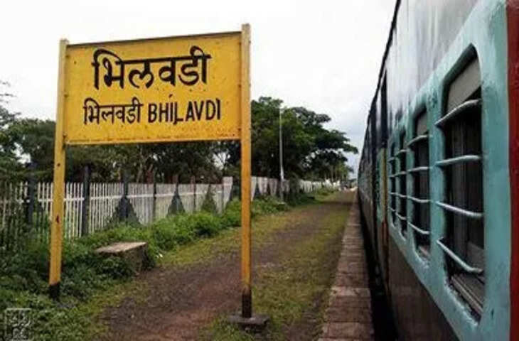 जमीन के मुआवजे को लेकर किसान आक्रामक, भारी बारिश में रेलवे ट्रैक पर डटे रहे, आखिरकार प्रशासन ने की कार्रवाई