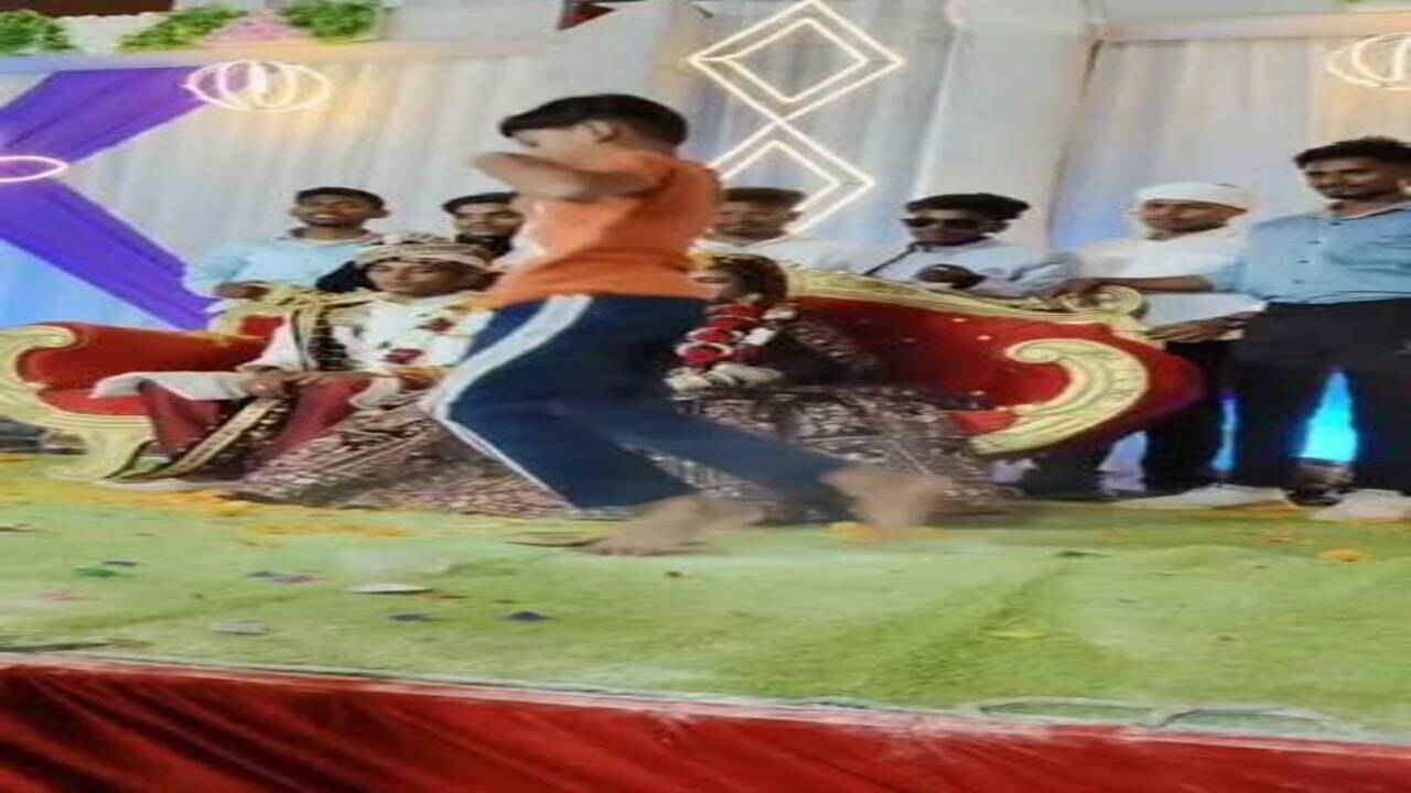 Viral Video: शादी के स्टेज पर लड़के की जबरदस्त Back Flip, लोग बोले- 'ये तो टाइगर श्रॉफ निकला